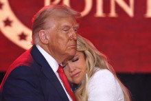 Donald Trump et Erika Kirk, dimanche 21 septembre, lors des obsèques de Charlie Kirk