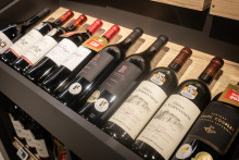 Des bouteilles de vin dans un magasin Intermarché à Paris le 5 septembre 2025. (Illustration)