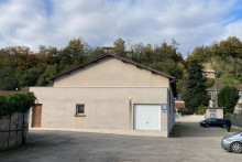 La salle des fêtes de Crépol, dans la Drôme. Un jeune homme a été tué par arme blanche lors d'une rixe, et deux personnes sont en urgence absolue.