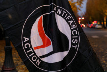 Un manifestant porte un drapeau de "Antifascist Action" lors d’une marche à Portland, le 4 novembre 2020.