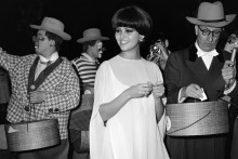 Claudia Cardinale à l'avant première du film "le plus grand cirque du monde" au cirque d'hiver (1964)