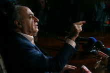L'homme d'affaires franco-libanais Ziad Takieddine donne une conférence de presse le 12 avril 2013 à Paris, après une perquisition à son domicile la veille.