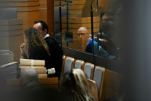 Cédric Jubillar accusé d'avoir causé la disparition de sa femme Delphine, est assis au banc des accusés dans la salle d'audience du tribunal d'assises du Tarn à Albi, le 22 septembre 2025.