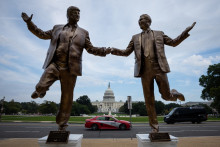 Des statues représentant le président américain Donald Trump et le prédateur sexuel Jeffrey Epstein se tenant la main et dansant devant le Capitole.