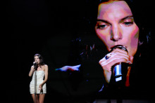 La chanteuse Charlotte Cardin lors de la cérémonie du Ballon d'Or, le 22 septembre 2025