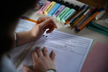 (Illustration). Une étudiante passe les épreuves du Bac.