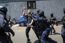 Un manifestant interpellé à Antananarivo (Madagascar), le 25 septembre