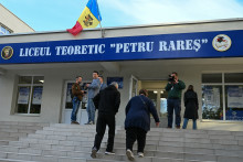 Des électeurs arrivent aux centres de vote à Chisinau, ce dimanche 28 septembre.