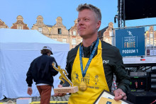 Le nouveau champion du monde de la frite, Siem Bruggen, à Arras, le samedi 27 septembre.
