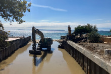 Quatre mois après une crue meurtrière, les pelleteuses sont toujours sur la plage de Cavalière au Lavandou