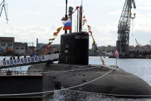 Des membres d'équipage russes montent à bord du sous-marin diesel-électrique polyvalent « Novorossiysk » B-261, le 22 août 2014.