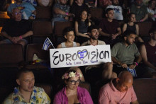 Les gens réagissent en regardant la finale du Concours Eurovision de la chanson 2025 diffusée dans un centre communautaire à Tel Aviv, en Israël, le 17 mai 2025.