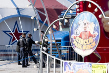 Des policiers devant le chapiteau du cirque Paul Busch, après la chute mortelle d'une artiste pendant un spectacle.