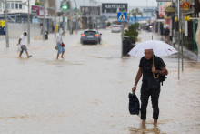 Un passant marche dans une rue inondée à Ibiza, le 30 septembre 2025.