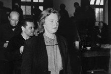 Ilse Koch arrive a son procès devant le Tribunal Militaire Américain en 1947