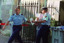 Le meurtrier présumé de Carole Le Yondre, est conduit par un gendarme a la maison d'arrêt de Nantes, où il a été écroué le 30 juillet 1999