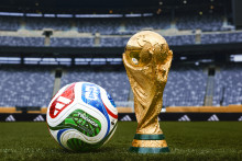 "Trionda" avec le trophée de la Coupe du monde aux États-Unis.