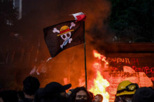 Le drapeau pirate du manga "One Piece", brandi par des manifestants à Jakarta le 29 août, sert aussi de ralliement à la jeunesse du Népal et des Philippines