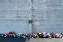 Une plaque commémorative en hommage à Arnaud Garcia, à Incarville