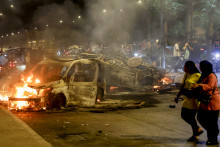 Des véhicules en flammes lors des manifestations au Maroc le 1er octobre 2025