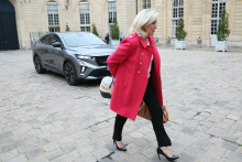 Marine Le Pen, à son arrivée à Matignon ce 3 octobre 2025, avec une caisse de transport pour son chaton