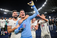 Le capitaine du LOSC Olivier Giroud aux côtés du héros de la soirée romaine, le gardien turc Berke Özer.