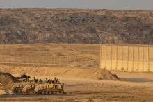 Des véhicules blindés de transport de troupes israéliens près de la frontière avec la bande de Gaza, le 5 ocotbre 2025, à la veille des négociations indirecte entre Israël et le Hamas
