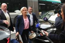 Marine Le Pen devant le siège RN le 6 octobre 2025