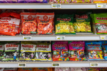 Des bonbons dans un supermarché (illustration)