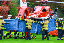 Les pompiers et les secouristes transportent Iris Stalzer, la maire nouvellement élue de Herdecke, sur une civière avant qu'elle ne soit transportée par hélicoptère, à Herdecke, dans l'ouest de l'Allemagne, le 7 octobre 2025.