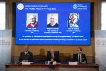 Le France Michel Devoret, affiché au centre sur la diapositive, a remporté le prix Nobel de physique, décerné par l'académie suédoise le 7 octobre 2025