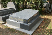 La tombe de Robert Badinter dans le cimetière de Bagneux