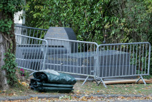 La tombe de Robert Badinter, vandalisée jeudi 9 octobre, au cimetière de Bagneux.