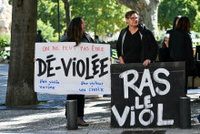 Des soutiens de Gisèle Pelicot devant le tribunal à Nîmes, le 6 octobre 2025