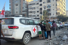 Véhicule de la Croix-Rouge à Gaza avant la libération des otages israéliens.