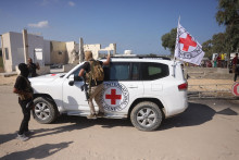 Un militant du Hamas conduit un véhicule de la Croix-Rouge internationale jusqu’au point où le deuxième groupe d’otages israéliens libérés devait être remis à Gaza.
