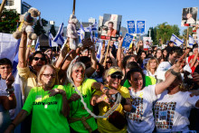 Des Israéliens célèbrent la libération des otages du Hamas sur la Place des Otages à Tel-Aviv, le 13 octobre 2025.