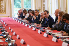 Sébastien Lecornu, entouré de ses ministres, à Matignon, le 13 octobre 2025