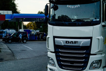 Un camion sur un parking d'autoroute ( Photo d'illustration )