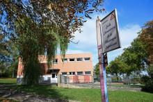 L'école primaire française Montagne à Sarreguemines, dans le nord-est de la France, le 13 octobre 2025, après le suicide probable d'une élève de 9 ans le 11 octobre 2025.