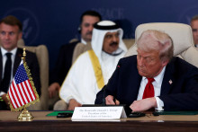 Le président américain Donald Trump signe l'accord de paix de Gaza le 13 octobre 2025 à Charm el-Cheikh, en Égypte.