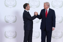 Le président Donald Trump salue le président français Emmanuel Macron lors d'un sommet mondial des dirigeants visant à mettre fin à la guerre à Gaza, le 13 octobre 2025 à Sharm El-Sheikh, en Égypte.