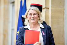 La ministre française de la Santé, de la Famille, de l'Autonomie et des Personnes handicapées, Stéphanie Rist, participe à une réunion avec le Premier ministre Sébastien Lecornu, le 13 octobre 2025.