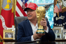 Donald Trump, le président des États-Unis, avec le trophée de la Coupe du monde, en août 2025