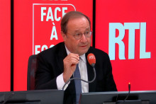 François Hollande, le 15 octobre 2025, dans le studio de RTL