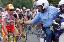 Jean-René Godart interviewant Richard Virenque durant le Tour de France 1999.