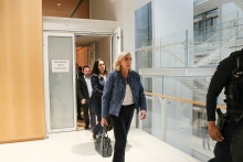 Le 31 mars 2025, Marine Le Pen quitte le tribunal correctionnel de Paris avant la fin de l'annonce de sa peine.