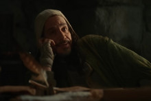 Alexandre Astier retrouve le costume du roi Arthur.