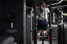 Une femme à la salle de sport