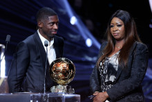 Ousmane Dembélé et sa mère, lors de la cérémonie du Ballon d'Or à Paris, le 22 septembre 2025.